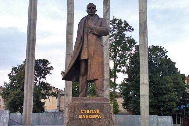 Польский политик Климас призвал потребовать сноса памятников Бандере на Украине