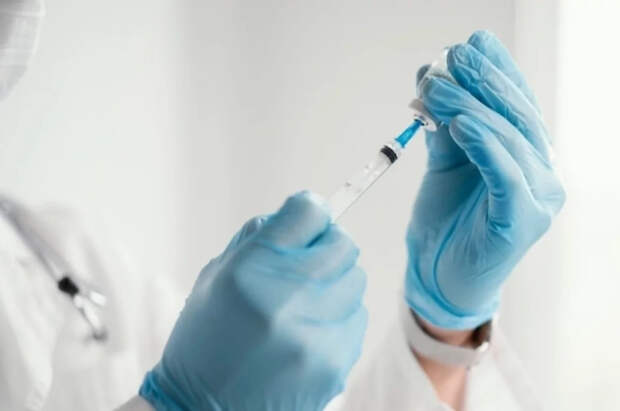 Онколог Исакова оценила перспективы применения онковакцин в России