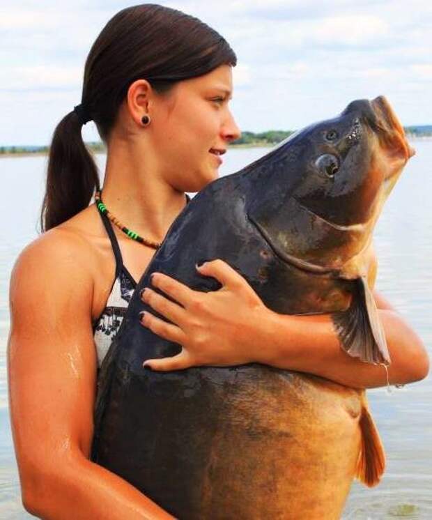 Фото девушки с рыбой в руках