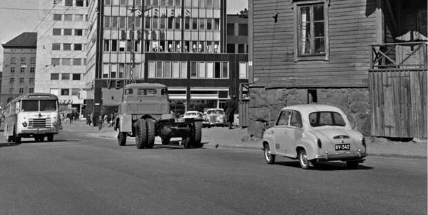 С автобусом я не определюсь. В Финляндии в те годы было десятки кузовных мастерских.Но вот новенький грузовик-это снова английский Bedford S-Series а за ним следует не менее свежий на тот момент Glas Goggomobil T250. авто, автомобили, олдтаймер, ретро авто, ретро фото, старые автомомбили, финляндия