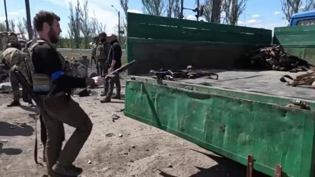 Появилось видео, на котором разоружают украинских военных с «Азовстали»