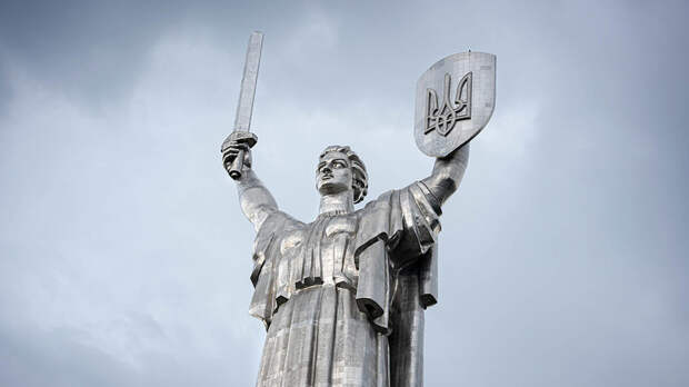 В Киеве на «Родине-матери» демонтировали надпись на русском языке