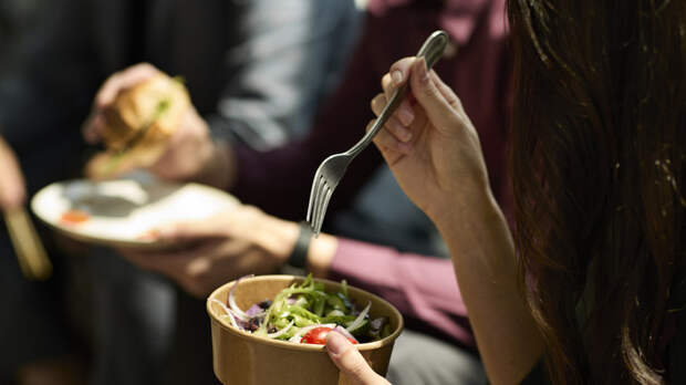 Эксперт Жукова: слово «кушать» употребляется для вежливого приглашения к еде