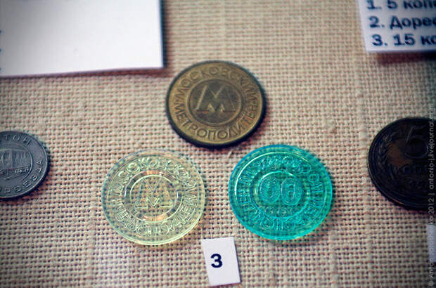 Металлические и пластиковые жетоны образца 1990-х годов. Фото отсюда: https://antonio-j.livejournal.com