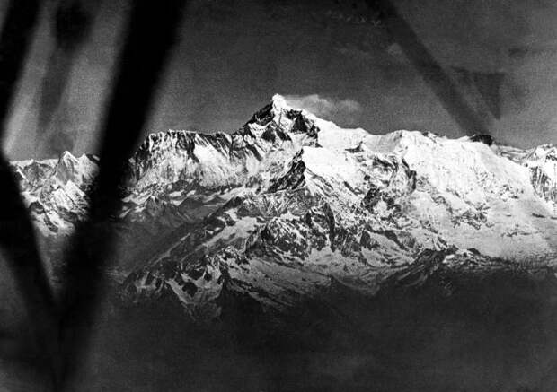 Первый полет над Эверестом был совершен в 1933 году.