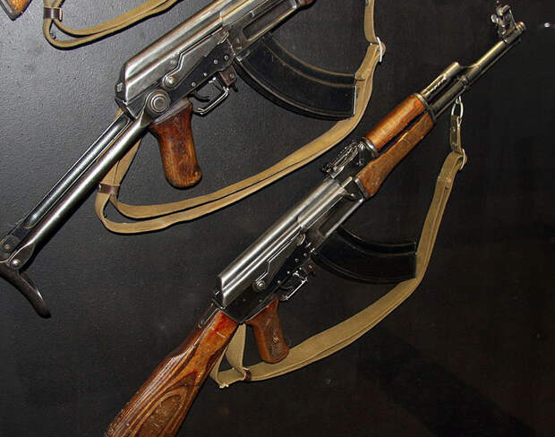 АК-47 - автомат Калашникова калибр 7,62-мм АК-47 - автомат Калашникова калибр 7,62-мм