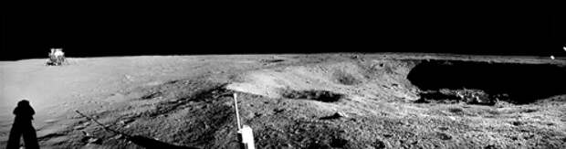 Малый Западный кратер, до которого добрался Армстронг. Вдали виден "Орел"