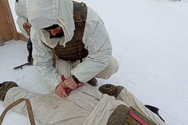 Военнослужащие армейского корпуса ВВО на Сахалине осваивают оказание первой медицинской помощи в полевых условиях