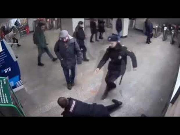 В Москве мужчина пытался прорваться в метро с пистолетом