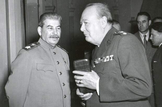 Сталин и Черчилль 1945 / Фото взято из источника: https://clck.ru/gyDFw