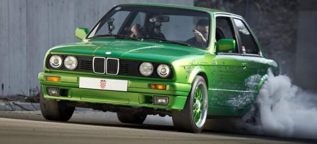 Тюнингованный BMW 3-Series E30.