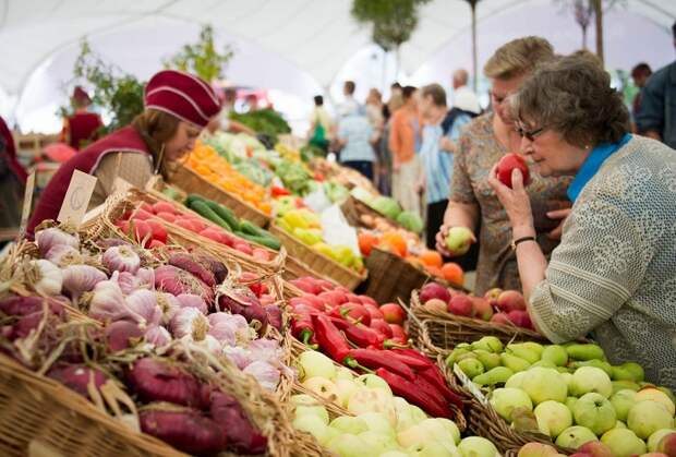На ярмарках можно купить недорого овощи, фрукты, молочные продукты. / Фото: stavrinok.ru