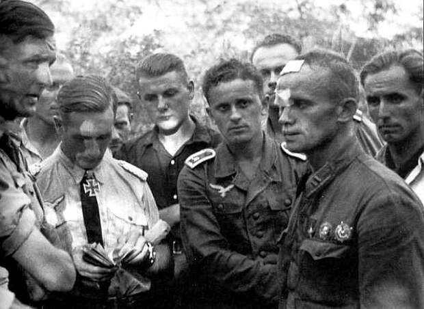 Герой Советского Союза майор Яков Иванович Антонов, летчик-истребитель в немецком плену, в окружении германских летчиков.