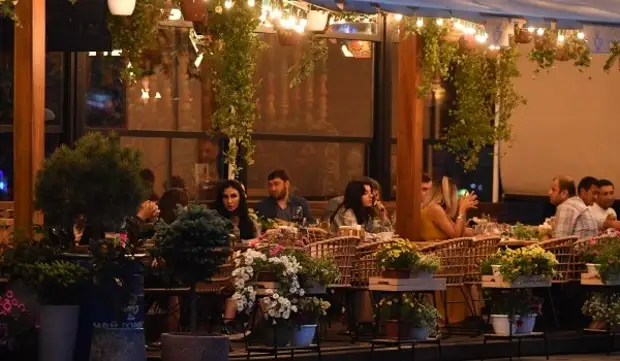 Собянин разрешил владельцам кафе не демонтировать летние веранды на зиму