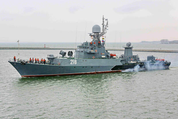 Противолодочные корабли Балтийской военно-морской базы проводят плановое учение по поиску и уничтожению подводных лодок условного противника