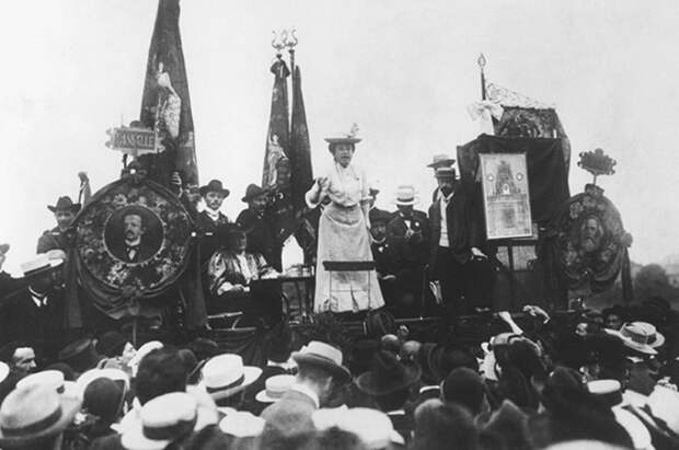 Роза выступает на Штутгартском конгрессе II Интернационала, 1907 | Фото: lisa.ru