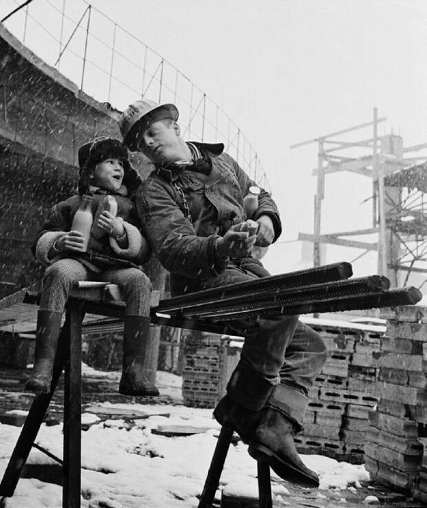 Перекус. Строительство гостиницы &laquo;Россия&raquo; Юрий Абрамочкин, 1965 год, г. Москва, из архива Юрия Абрамочкина.