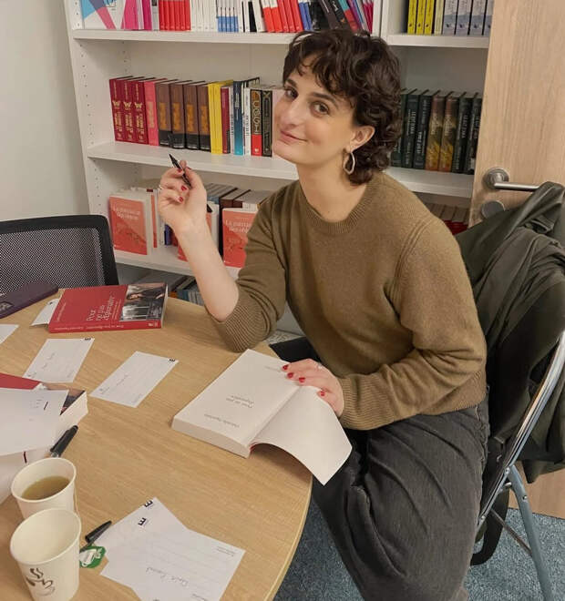 Обвиняя всех, Габриэла Пападакис рушит свое наследие — Running up That Hill