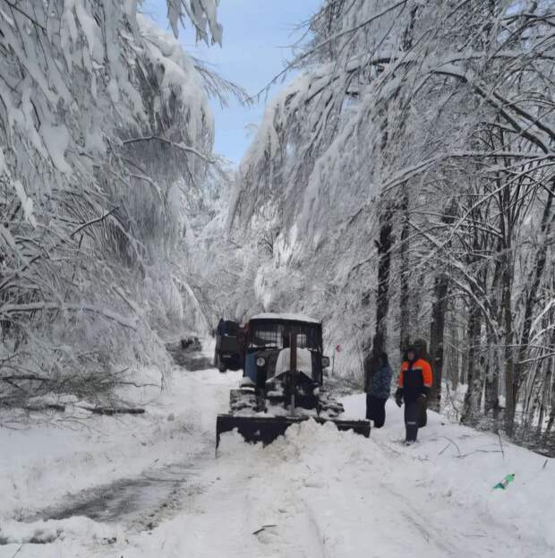 Под Туапсе наконец расчищена дорога к хутору Терзиян: три дня в снежном плену
