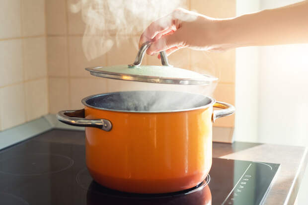 Кулинар Фозилова: пригоревшее блюдо нельзя перемешивать