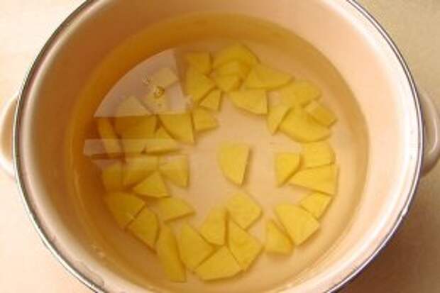 В кипящую воду (1,5 л) положить картофель и поварить его в течение 10–15 минут.