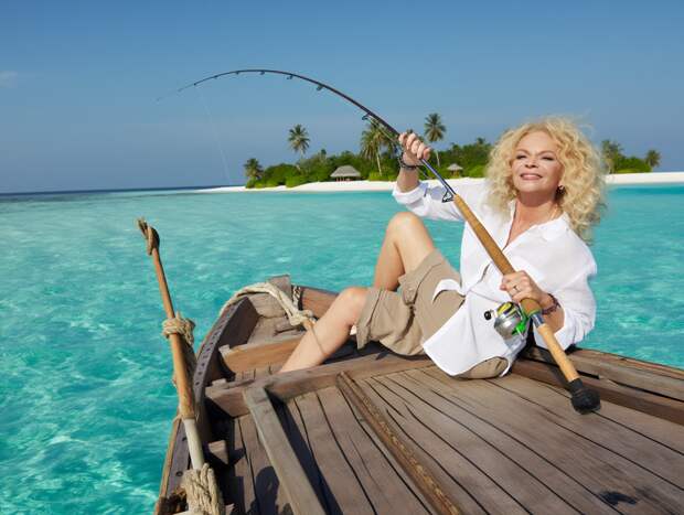 Она кайфует и рыбачит на Мальдивах. Лариса Долина не явилась на передачу ключей Полине Лурье