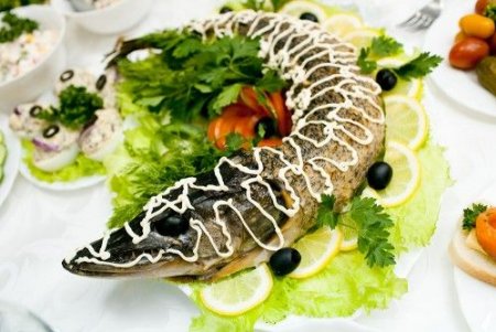 Щука, фаршированная овощами в духовке
