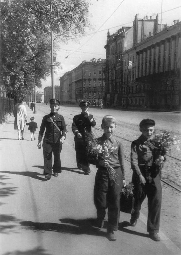 Школьники с букетами цветов на проспекте Рошаля 1 сентября 1941.jpg Школьники с букетами цветов на проспекте Рошаля 1 сентября 1941.jpg