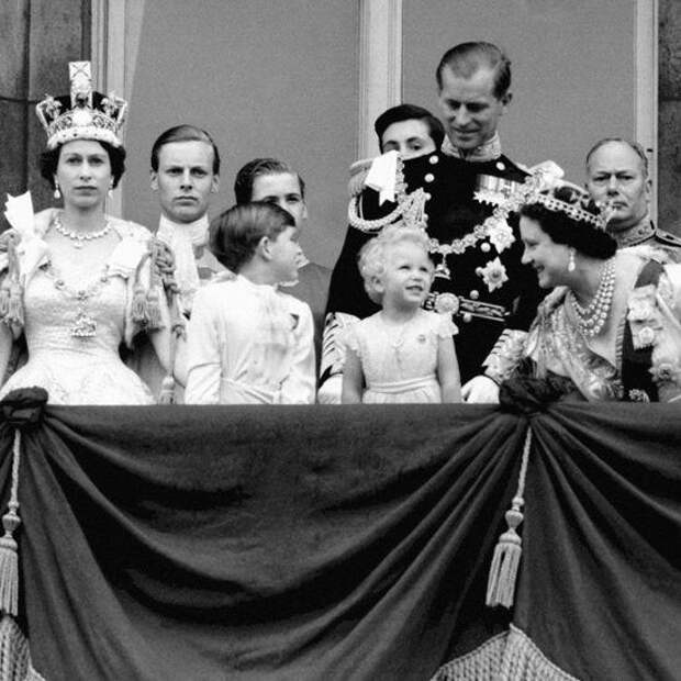 Боже, храни королеву! Елизавете II — 95 лет: путешествие вокруг света, роль девушки Бонда и юбилей, омраченный трауром