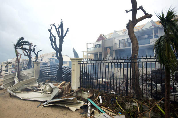 Пожар в разрушенном ураганом здании на острове Сен-Мартен, в городе Мариго Центральная Америка, ирма, катастрофа, разрушения, стихийное бедствие, стихия, ураган, флорида