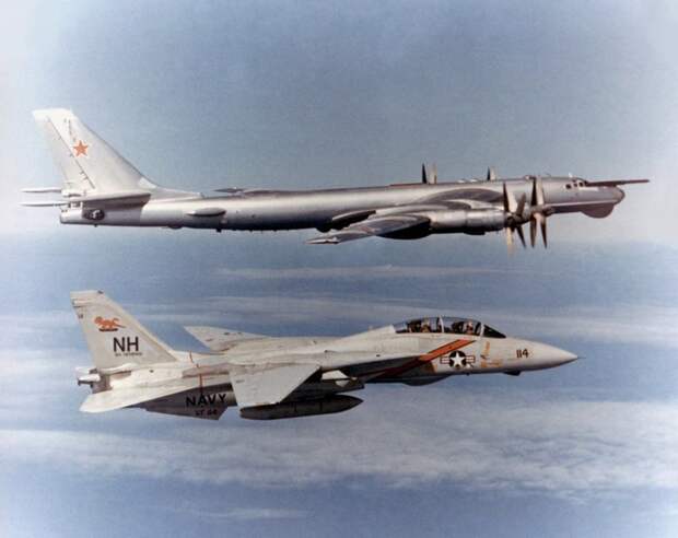 Самолет США Grumman F-14A истребительной эскадрильи VF-114 Аардваркс сопровождает советский самолет Ту-95РТ в нейтральных водах. Тихий океан. 1983 год. история, люди, мир, фото