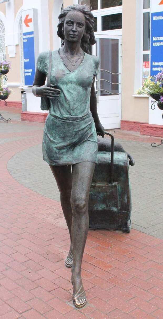 Вот такие девушки приезжают отдохнуть в Белоруссию беларусы, белоруссия, молодечно, скульптор, скульптура, станция
