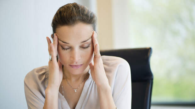 Врач Уланкина посоветовала не списывать головную боль на метеозависимость