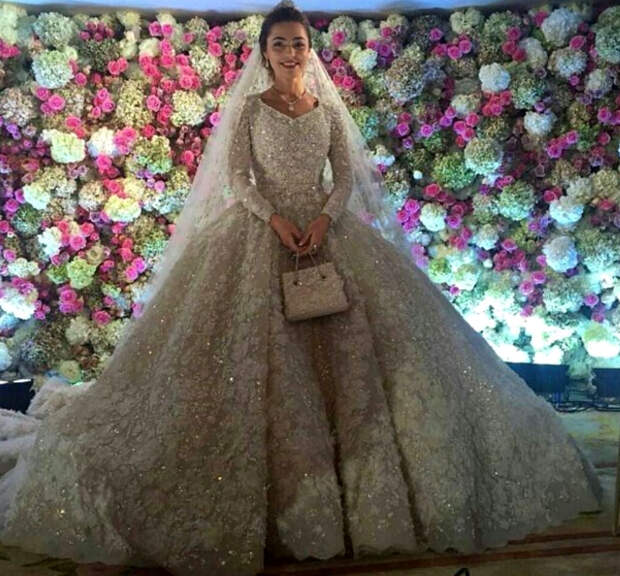 Платье невесты весит 25 кг