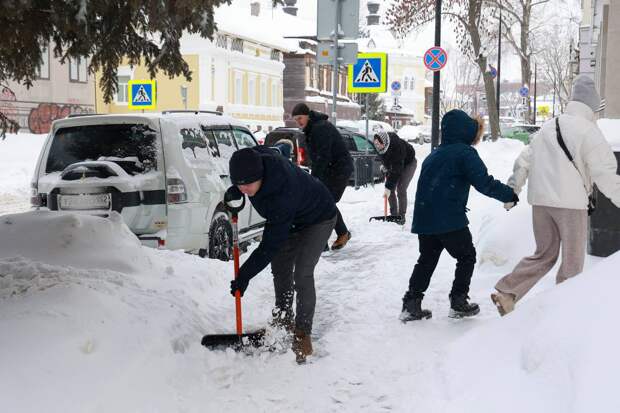 Почти тысяча работников мэрии Нижнего Новгорода вышли на расчистку улиц от снега