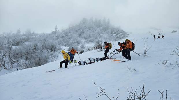 Турист отправился к замерзшему водопаду в Европе, упал и не выжил