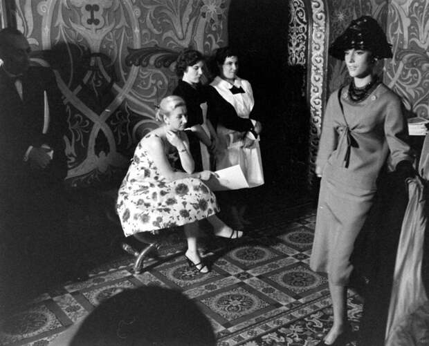 Как прошел первый в СССР показ мод и зачем понадобилось 500 литров духов