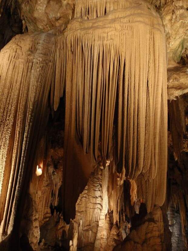 «Палатка сарацинов» – самая великолепная каменная драпировка в мире (Luray Caverns, США). | Фото: en.wikipedia.org.