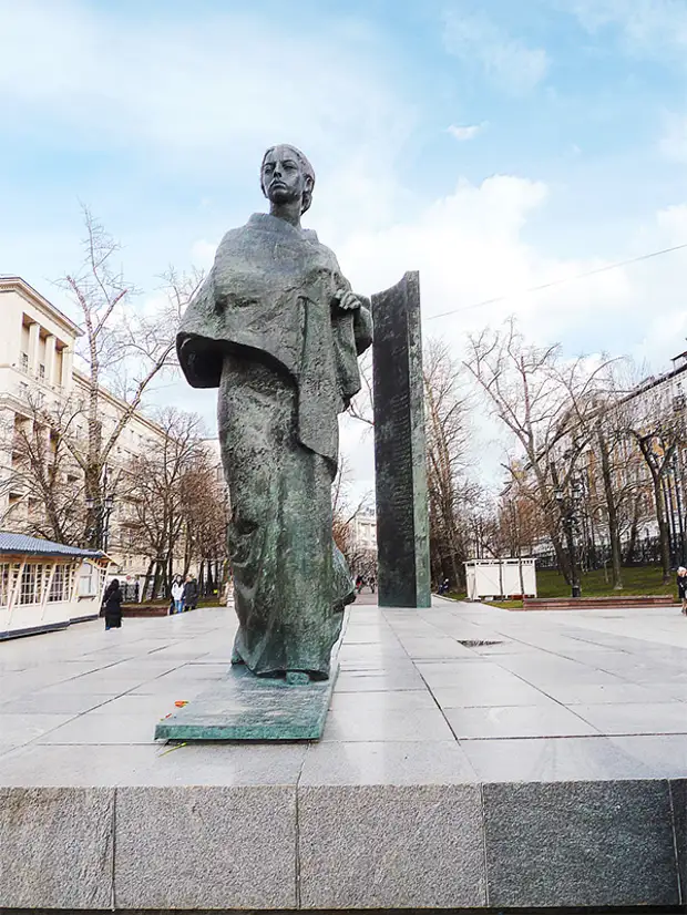 памятник крупской на сретенском. белашова е ф памятник крупской. сретенский бульвар памятник шухову. шухов памятник чистые пруды. памятник на сретенском бульваре.