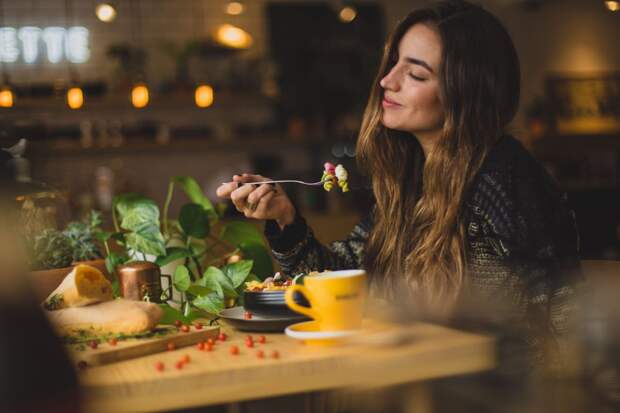 Вывод ученых: девушки ходят на свидания не из романтических чувств, а чтобы поесть