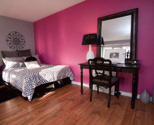 Серый цвет является идеальным партнером для ярко-розового. Благодаря ему спальня не выглядит слишком по-девичьи.