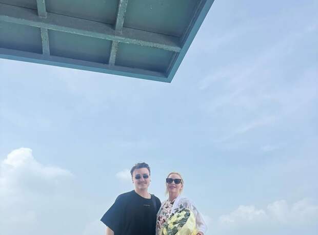 Балерина Волочкова прилетела на Мальдивы в компании молодого танцора