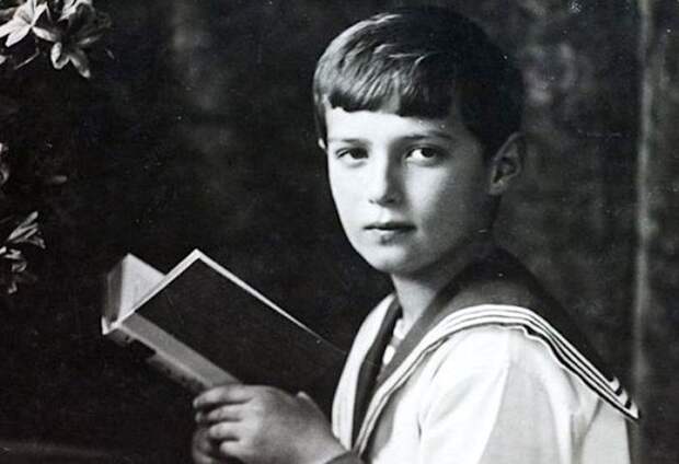 Возможно, если бы царевич Алексей не болел неизлечимой гемофилией, Распутин не получил бы столь большого влияния на престол... Возможно, если бы царевич Алексей не болел неизлечимой гемофилией, Распутин не получил бы столь большого влияния на престол...