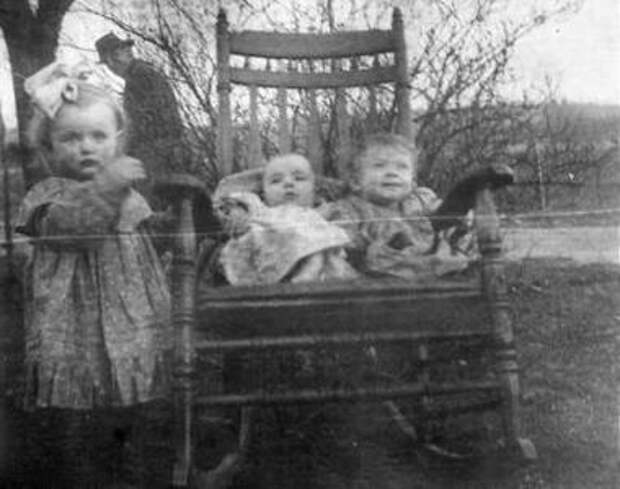 На старинном фото видна фигура старика, которого в момент фотографирования детей там не было