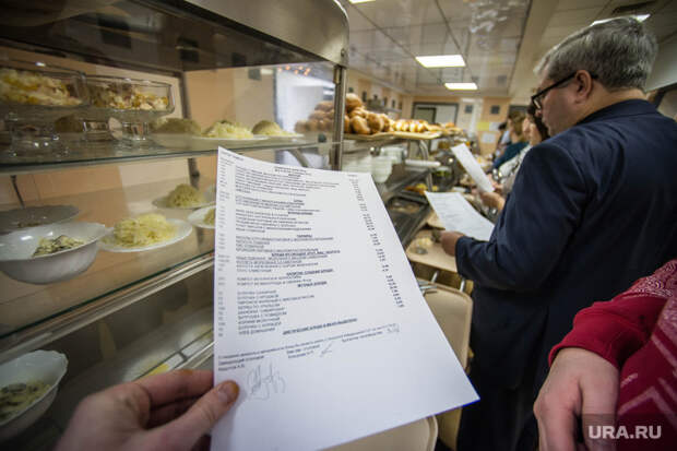 У VIP-столовой свердловских чиновников выставили охрану. «Зал превратился в тусовочное место!»