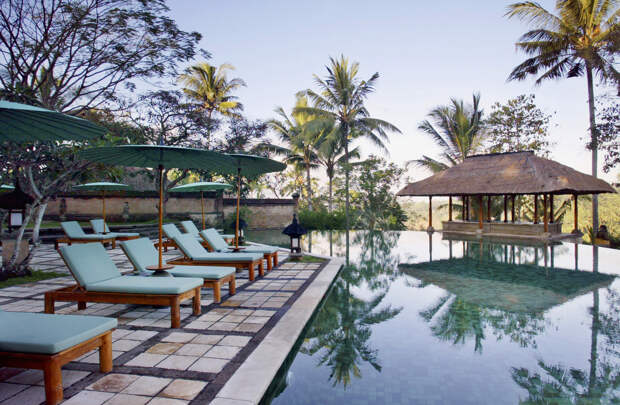 Мужчина приехал с женой на отдых на Бали и был найден бездыханным в бассейне