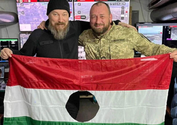 Посол Украины сделал провокационное фото с продырявленным флагом Венгрии