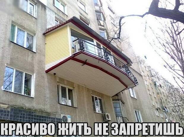 Во время похорон. Хоронят знатного каменщика. Семья провожает усопшего...