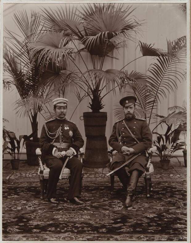 1890-е. Николай II и сиамский князь. Царское село.jpg