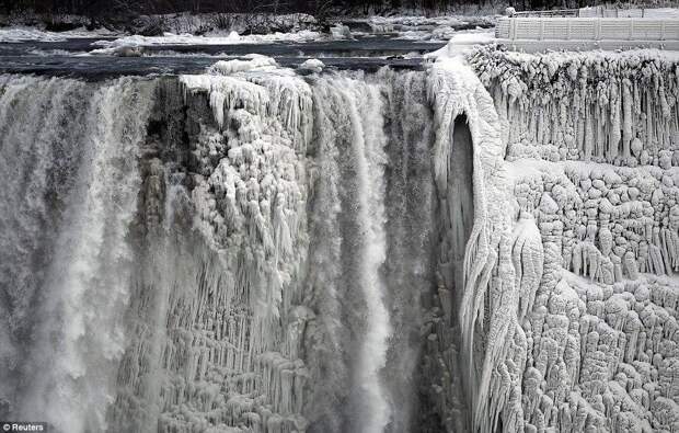 Туристы съезжаются посмотреть на «замерзший» Ниагарский водопад